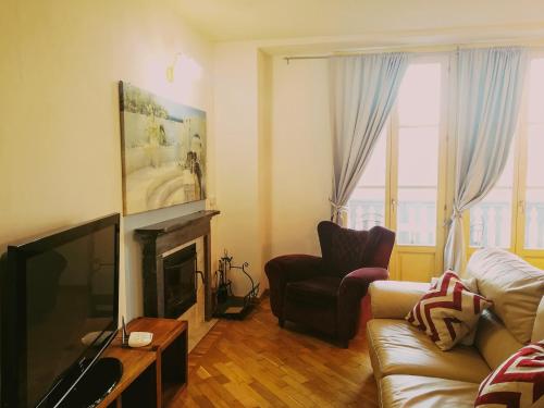 a living room with a couch and a television at Villetta Romantica in Verbania