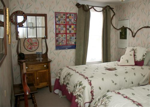 Llit o llits en una habitació de Bondy House Bed & Breakfast