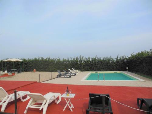 Bazén v ubytování Holiday countryside home with swimming pool, sauna Less than 20km from the sea nebo v jeho okolí