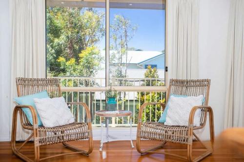 ein Zimmer mit zwei Stühlen und einem Tisch und einem Fenster in der Unterkunft Neptune's at Manyana in Manyana