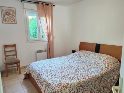 ein Schlafzimmer mit einem Bett und einem Stuhl und einem Fenster in der Unterkunft Mini Villa 200 m de la plage in Cervione