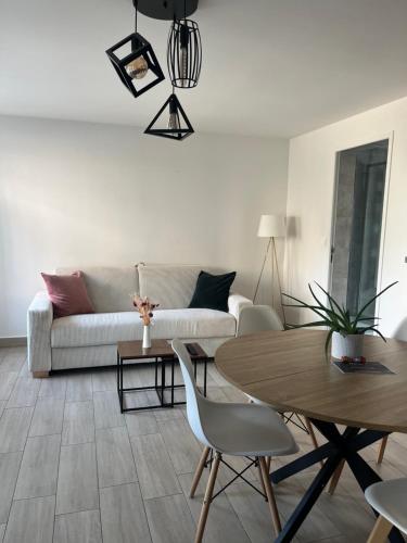 BuhlにあるCharmant appartement au cœur de Buhlのソファとテーブルのあるリビングルーム