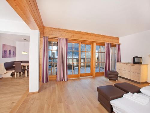 Una televisión o centro de entretenimiento en Apartment in Wald im Pinzgau with Swimming Pool and Views