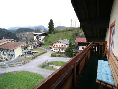 balcón con vistas a la calle y a las casas en Wonderful Apartment in Hopfgarten im Brixental with Parking, en Hopfgarten im Brixental