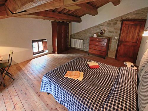 Postel nebo postele na pokoji v ubytování Spacious Farmhouse in Apecchio with Pool