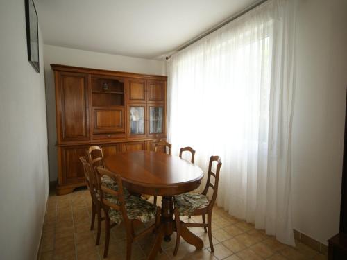 ein Esszimmer mit einem Holztisch und Stühlen in der Unterkunft Saint-Germain Beach Bliss in Saint-Germain-sur-Ay