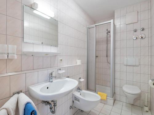 Bilik mandi di Spacious Apartment near Forest in Bad Dürrheim