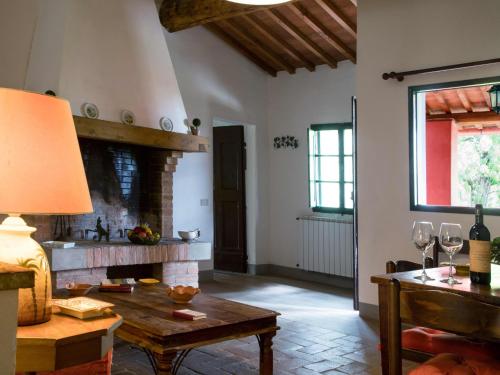 GhizzanoにあるApartment with large garden and pool on the hills of Pisaの暖炉とテーブルのあるリビングルーム