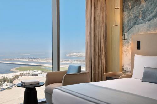 Кровать или кровати в номере Ciel Dubai Marina, Vignette Collection by IHG