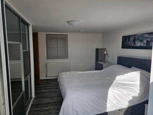 Postel nebo postele na pokoji v ubytování 2 Bed Cottage-Sleeps 4-Harbour & Sea View