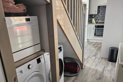 Kuchyň nebo kuchyňský kout v ubytování 2 Bed Cottage-Sleeps 4-Harbour & Sea View