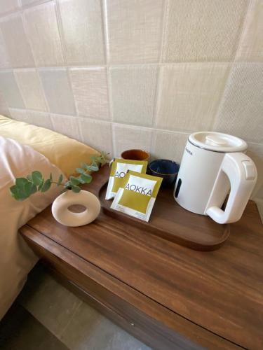 Kemudahan buat kopi dan teh di Lup Tuc Hostel