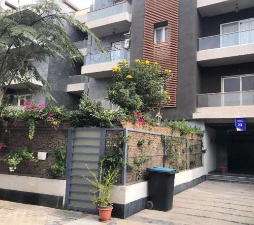 Un edificio con plantas a los lados. en Modern chic rooftop studio, en Sheikh Zayed