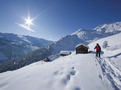 Galeriebild der Unterkunft Cozy Apartment in Aschau im Zillertal near Ski Lift in Aschau