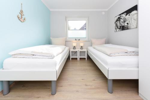 Postel nebo postele na pokoji v ubytování Ferienwohnungen im Haus Seeperle