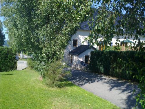 Taman di luar Luxury gite with sauna in Baugnez Malmedy