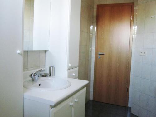 Bilik mandi di Luxury gite with sauna in Baugnez Malmedy