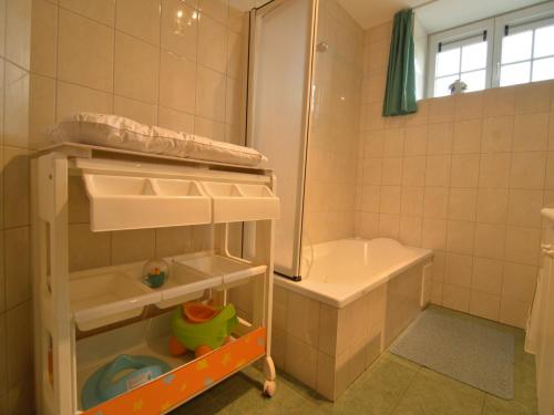 Bilik mandi di Luxury gite with sauna in Baugnez Malmedy