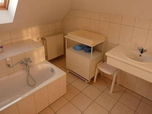 Bilik mandi di Modern Cottage in Baugnez Malmedy with Sauna