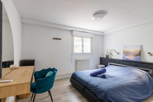 ブールジュにあるL'Escapade de Bel Air - Proche Aéroportのベッドと机とテーブルのある寝室