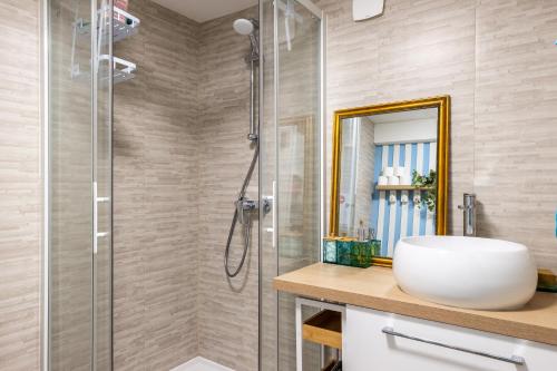 ブールジュにあるL'Escapade de Bel Air - Proche Aéroportの洗面台とシャワー付きのバスルーム