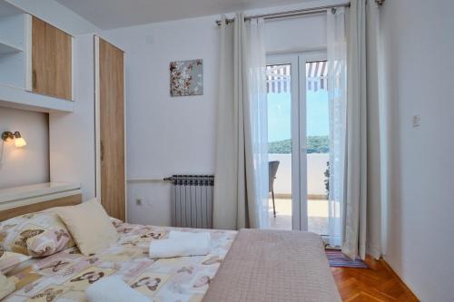 Un dormitorio con una cama con vista al mar. en House Ruzica, en Mali Lošinj