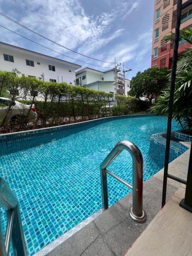 a large blue swimming pool in a building at เซเว่น ซี คอนโดรีสอร์ท สวนน้ำ in Jomtien Beach
