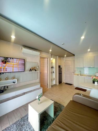 a large living room with a couch and a table at เซเว่น ซี คอนโดรีสอร์ท สวนน้ำ in Jomtien Beach