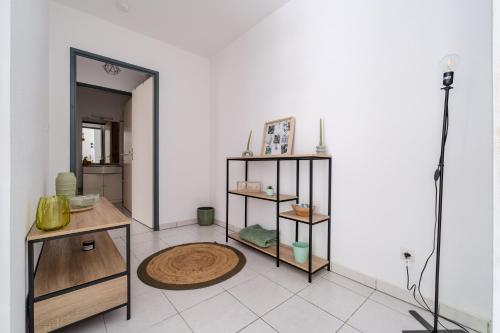 a room with two shelves on a white wall at Le Refuge Toulousain - Proche Aéroport in Toulouse