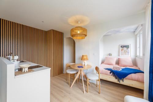 Llit o llits en una habitació de Cocon Perché - Proche Plage
