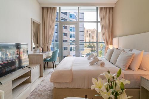 迪拜Seven Palm Jumeirah Studio - Private Beach Access的酒店房间，配有一张大床和一台电视