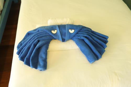 un gant bleu posé sur un gâteau dans l'établissement Samui Tonggad Resort, à Koh Samui 