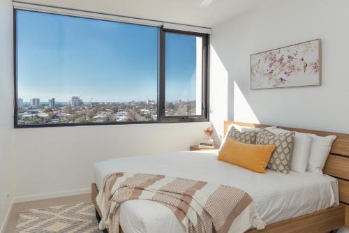 Ένα ή περισσότερα κρεβάτια σε δωμάτιο στο Maroochydore Penthouse - Stunning Views- 2Carparks