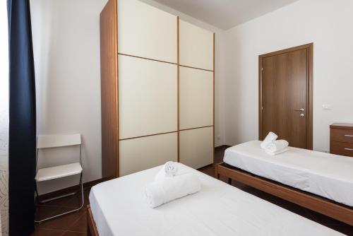 1 dormitorio con 2 camas y armario en San Frediano Lidia's home, en Florencia