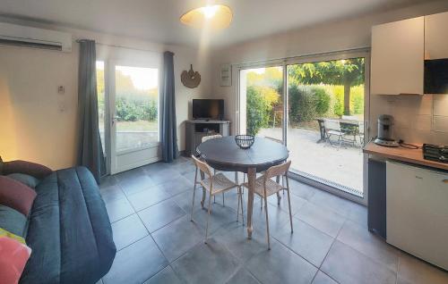 une cuisine et une salle à manger avec une table et des chaises dans l'établissement Appt Avec Jardin Prive, à Lieuran-Cabrières