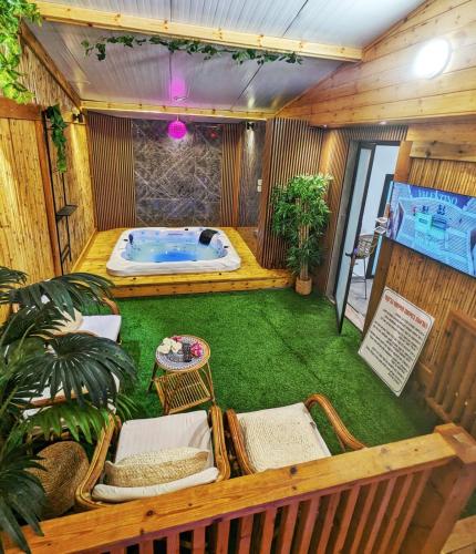a room with a jacuzzi tub in a house at bali carmel zimmer & spa in Dāliyat el Karmil