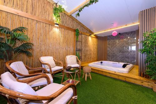 a room with a jacuzziificialificialificialificialificialificialificialificial at bali carmel zimmer & spa in Dāliyat el Karmil