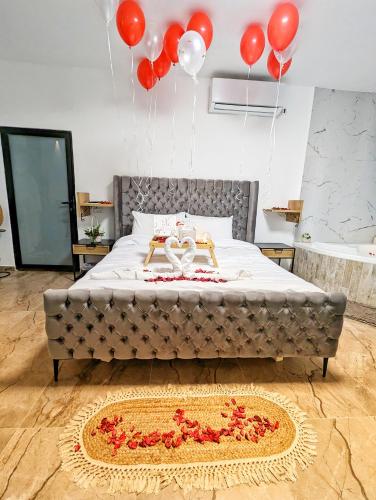 a bedroom with a bed with red and white balloons at bali carmel zimmer & spa in Dāliyat el Karmil