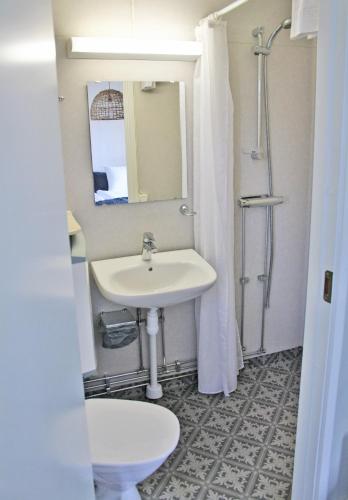 a bathroom with a sink and a toilet at Visby Gustavsvik in Visby