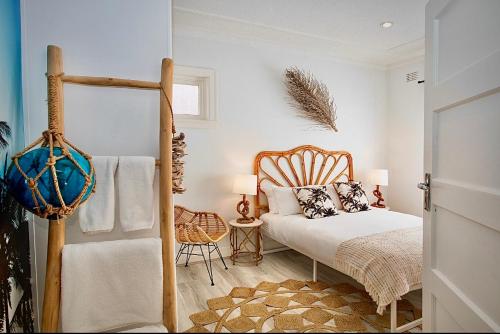 En eller flere senge i et værelse på Bondi Surf Cottage