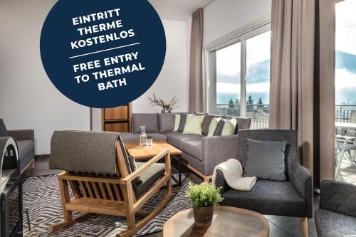una sala de estar con un sofá y una mesa en AlpenParks Residence Bad Hofgastein - gratis Thermeneintritt, en Bad Hofgastein