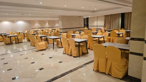 a dining room with tables and chairs in a building at فندق دفلى in Al Masfalah