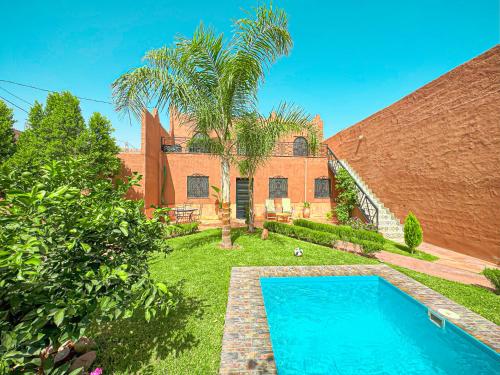 a house with a swimming pool in the yard at Évasion Douce avec jardin, terrasse et piscine privée in El Aggada