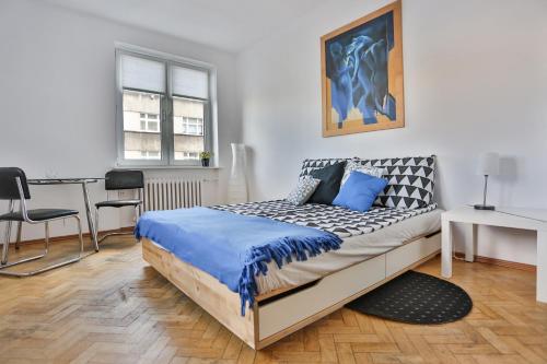 a bedroom with a bed and a table and chairs at Apartament Batory in Gdynia