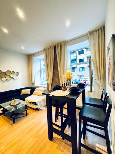 a living room with a table and a couch at Bright & Comfortable 1BR ,Easy Access to Vienna City Centre in Vienna