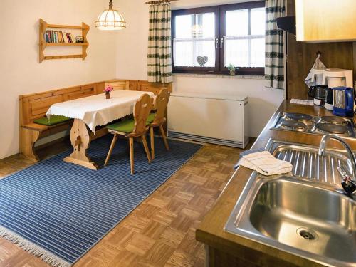 Una cocina o cocineta en Apartment in Neuschonau with parking space