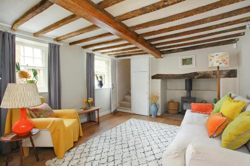 Ένα ή περισσότερα κρεβάτια σε δωμάτιο στο Delightful Bee Cottage, Sandwich