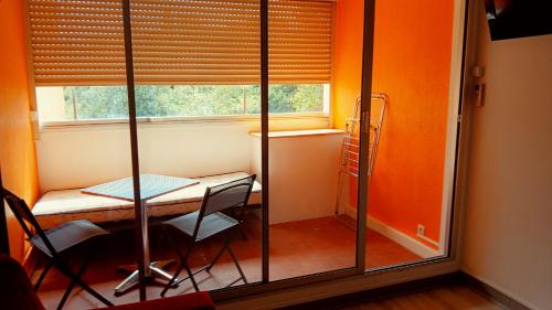 a small room with a table and a window at Charmant Studio 3 Personnes Rénové Dans Résidence Calme ! in Cap d'Agde