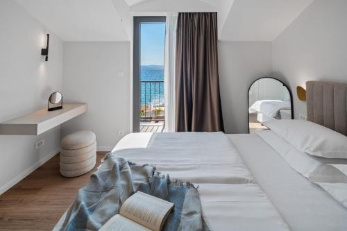 Voodi või voodid majutusasutuse NEW! Seaview Villa Bota: A Luxurious Coastal Retreat in Podstrana toas