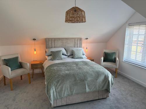 Ένα ή περισσότερα κρεβάτια σε δωμάτιο στο Beach Retreat luxury home just 2 minutes walk to the beach